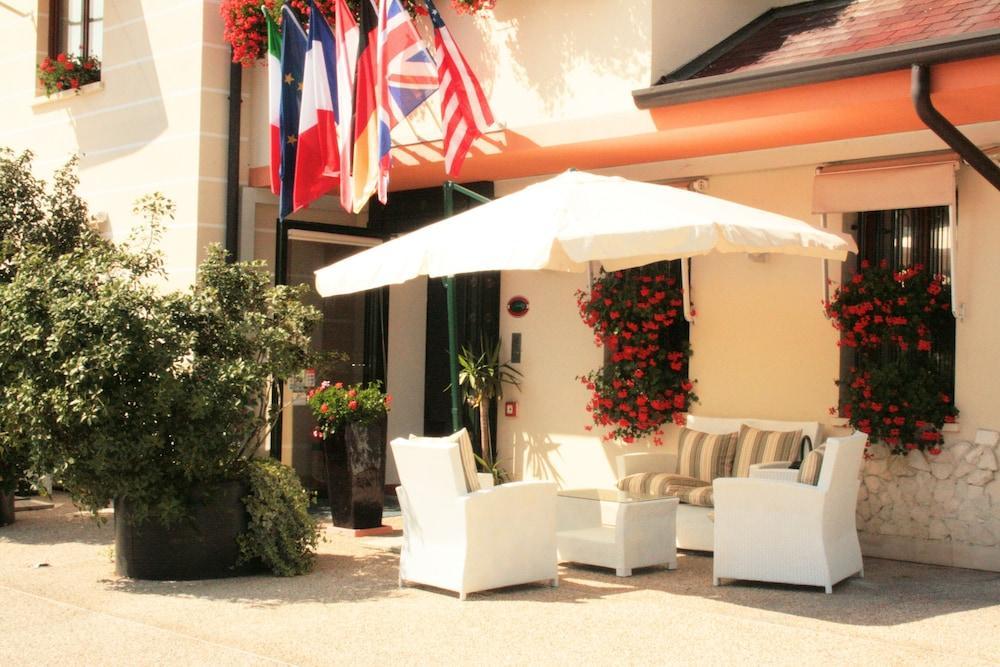 Small Hotel Royal Hotel Rc12 Padova Exterior photo